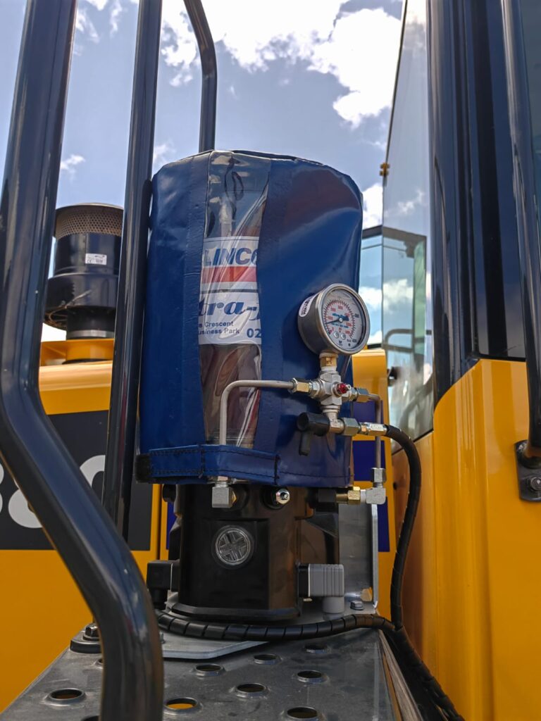 Lubrication pump with pressure gauge fitted to a forklift