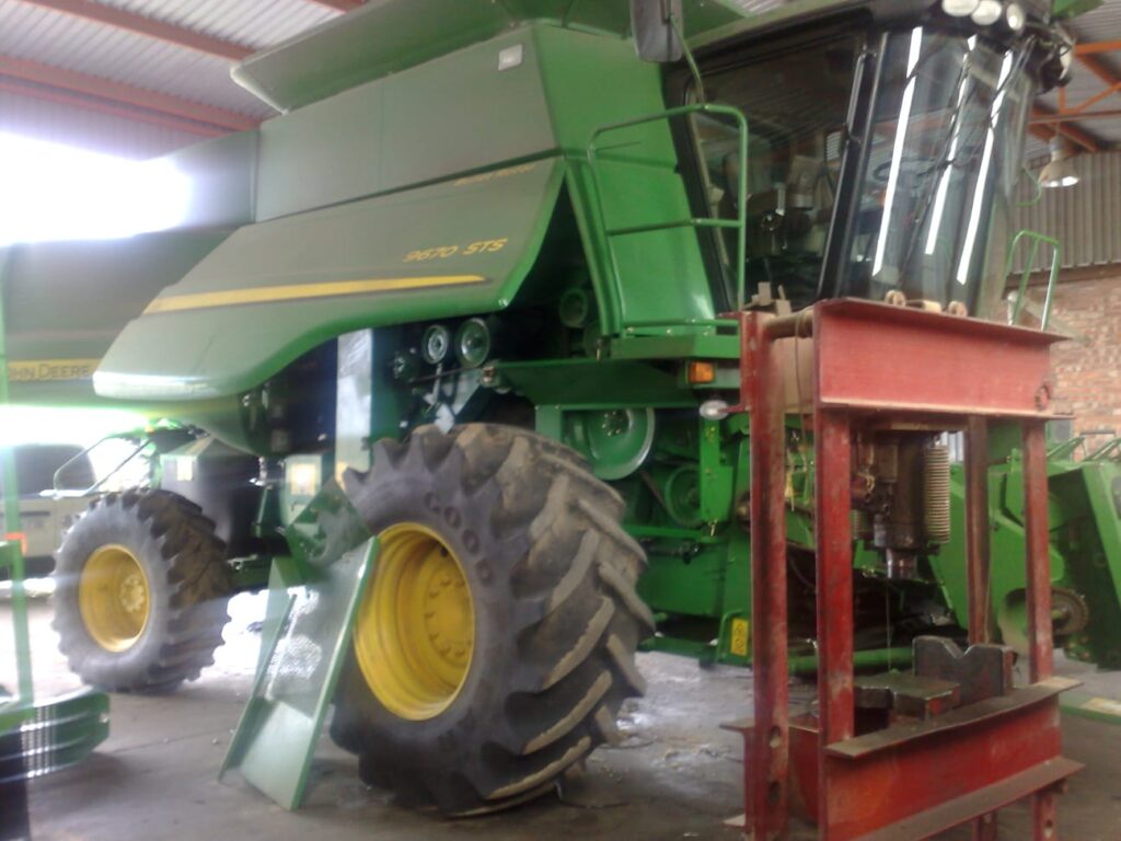Automatic lubrication system on a John Deere harvester