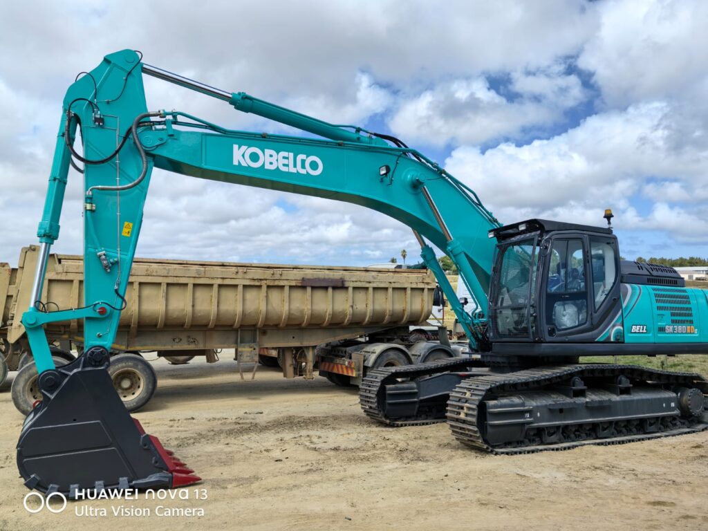 Kobelco excavator on site fitted with automatic lubrication