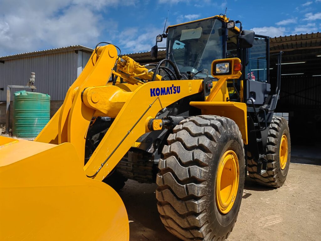Komatsu wheel loader fitted with an automatic lubrication system