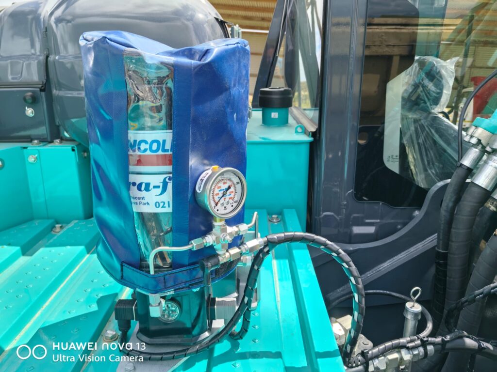 Lincoln lubrication pump with gauge fitted to an excavator