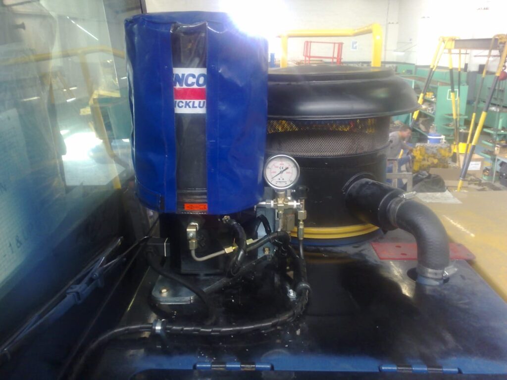 Lincoln lubrication pump and reservoir with pressure gauge fitted