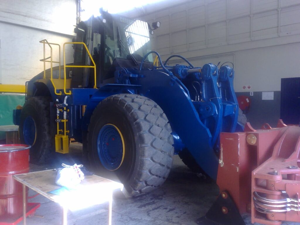 Automatic lubrication fitted to an underground mining loader